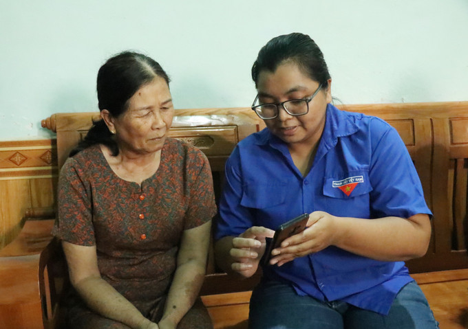 Thành viên Tổ công nghệ số cộng đồng Buôn Alê B, phường Ea Kao, tỉnh Đắk Lắk hướng dẫn người dân sử dụng các ứng dụng để làm thủ tục hành chính. Thành viên Tổ công nghệ số cộng đồng Buôn Alê B, phường Ea Kao, tỉnh Đắk Lắk hướng dẫn người dân sử dụng các ứng dụng để làm thủ tục hành chính.
