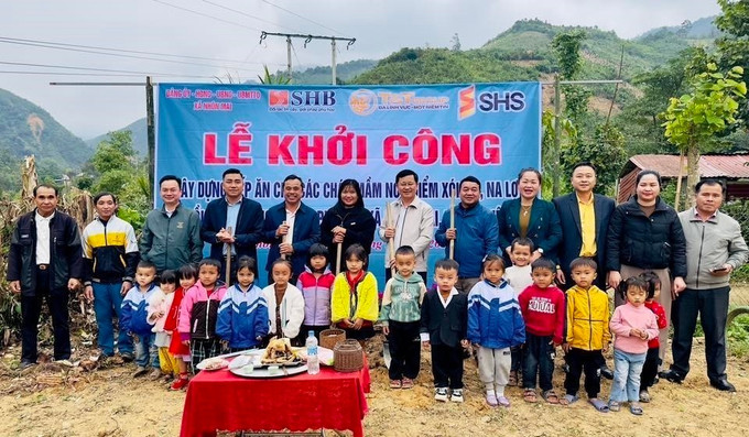 Đại diện lãnh đạo cấp ủy, chính quyền địa phương, các đơn vị hỗ trợ kinh phí, người dân địa phương và đông đảo giáo viên, các cháu học sinh chụp ảnh kỷ niệm trong ngày khởi công các công trình bếp ăn. Ảnh: TTXVN phát