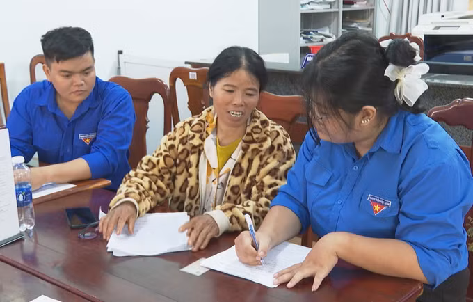 Tổ thanh niên hỗ trợ người dân thực hiện thủ tục hành chính.