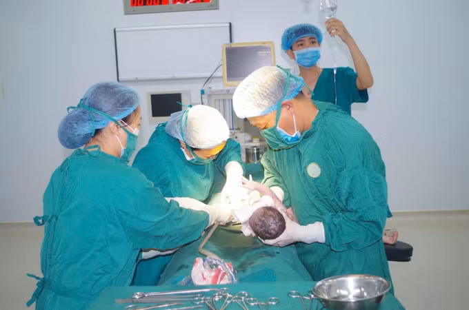 Các y, bác sĩ tại Bệnh viện Quân y 15 thực hiện ca sinh mổ.