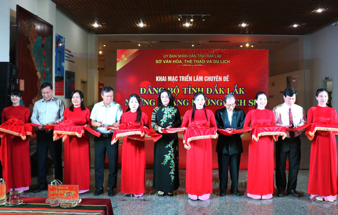 Cắt băng khai mạc Triển lãm. dak-lak-1.jpg