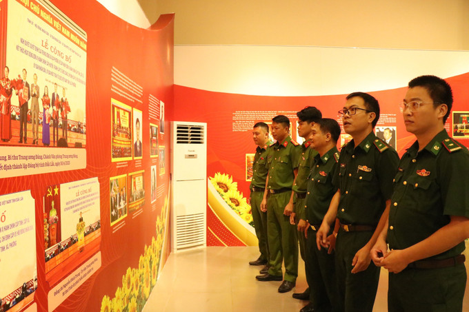 Lực lượng vũ trang tham quan, tìm hiểu những chặng đường lịch sử của Đảng bộ tỉnh Đắk Lắk. Lực lượng vũ trang tham quan, tìm hiểu những chặng đường lịch sử của Đảng bộ tỉnh Đắk Lắk.