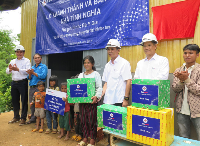 Công ty Điện lực Kon Tum trao nhà tình nghĩa cho gia đình bà Y Dai. dien-luc-kon-tum-trao-nha-tinh-nghia-2.jpg