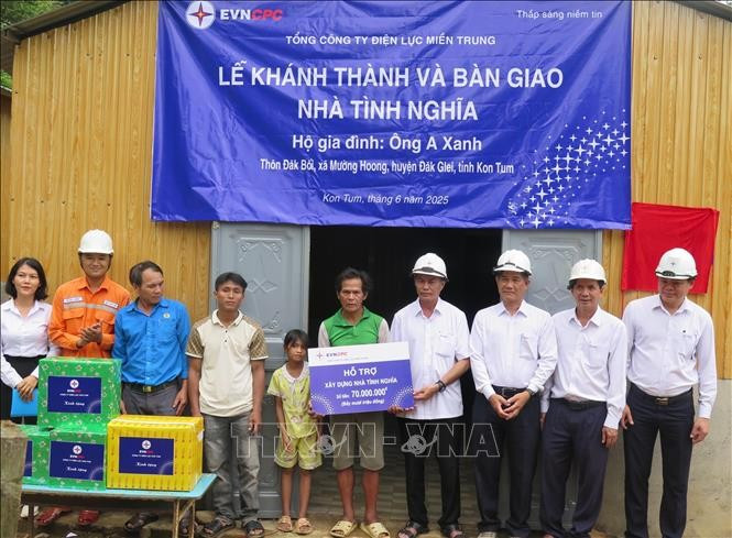 Công ty Điện lực Kon Tum trao nhà tình nghĩa cho gia đình ông A Xanh. Công ty Điện lực Kon Tum trao nhà tình nghĩa cho gia đình ông A Xanh.
