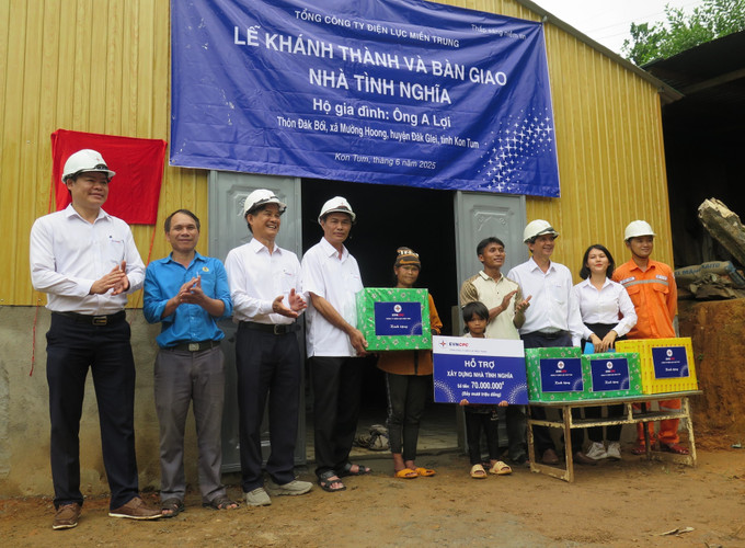 Công ty Điện lực Kon Tum trao nhà tình nghĩa cho gia đình ông A Lợi. Công ty Điện lực Kon Tum trao nhà tình nghĩa cho gia đình ông A Lợi.