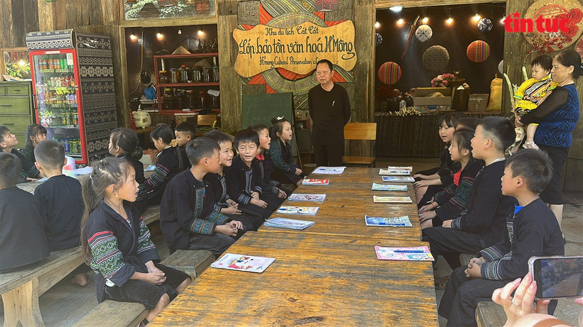 Lớp học bảo tồn văn hoá H’Mông tại bản Cát Cát, Sapa