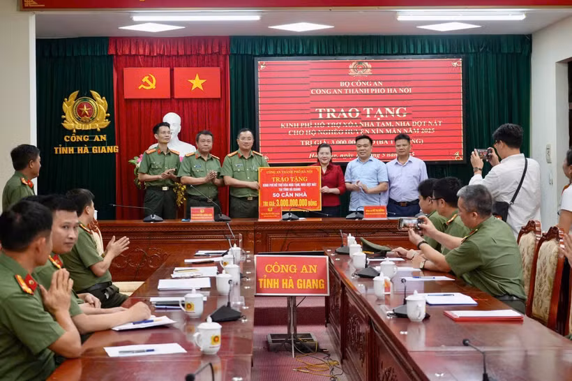 Công an Hà Nội trao tặng 3 tỷ đồng cho tỉnh Hà Giang xóa nhà tạm, nhà dột nát 