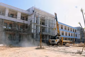 Tăng tốc về đích, sẵn sàng đón học sinh vùng biên đến trường
