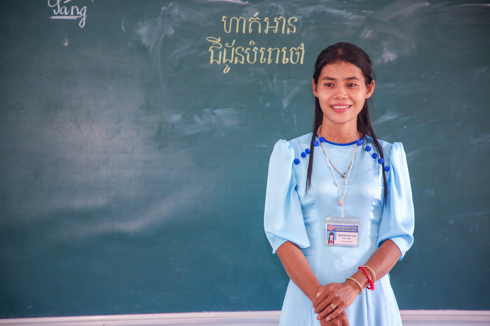 Ở xã biên giới Phước Vinh, tỉnh Tây Ninh, cô Thạch Thị Phắt Cà đi không chỉ là một giáo viên mà còn là người con của bản làng, người thắp lên niềm tin cho trẻ em lớn lên giữa nắng gió vùng biên.