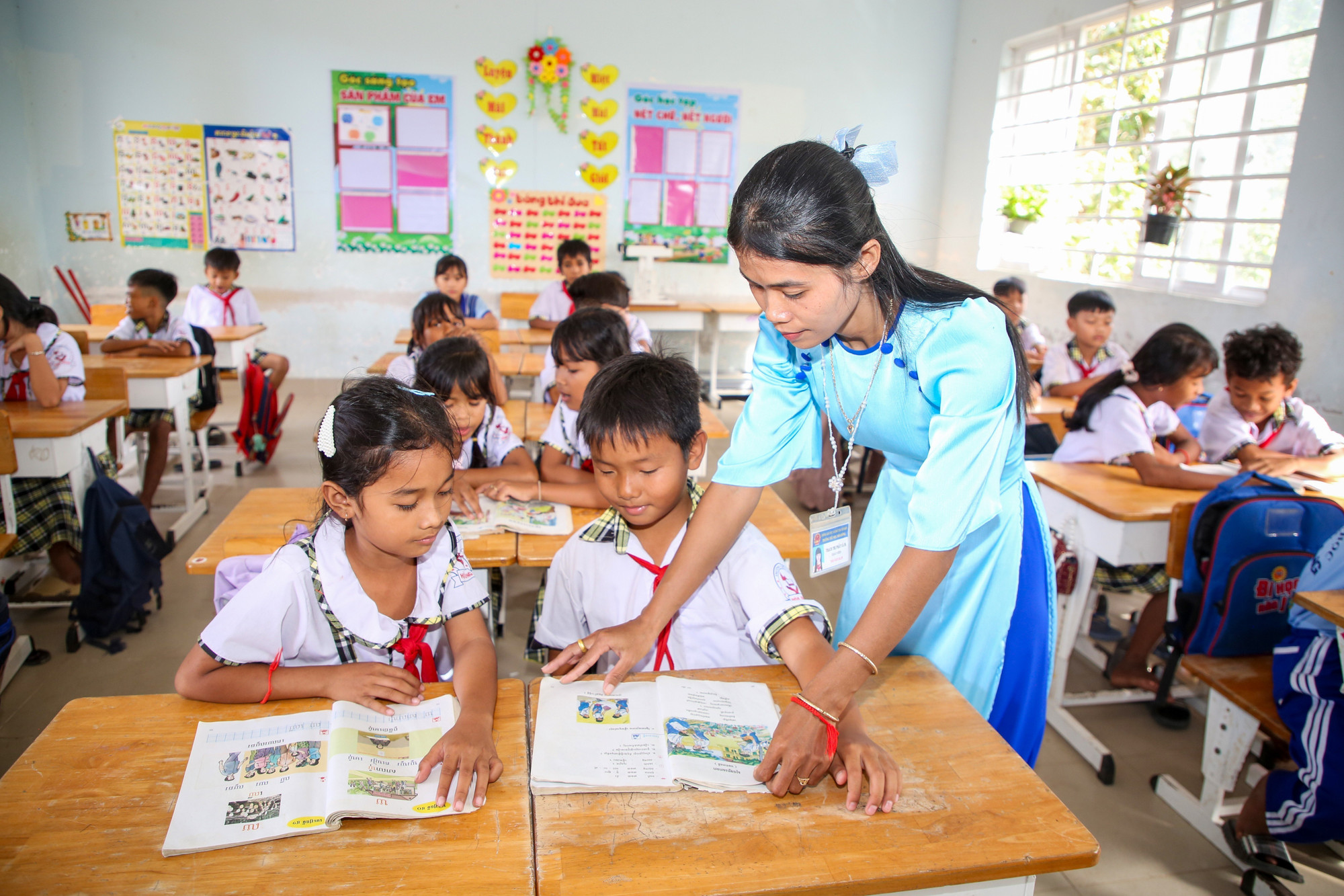 Cô Thạch Thị Phắt Cà Đi từng ngày miệt mài gieo chữ trên mảnh đất vùng biên Tây Ninh.