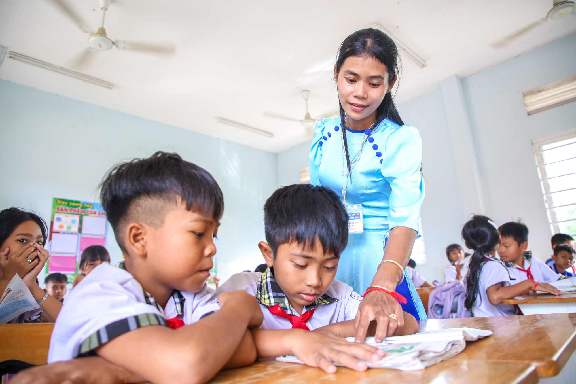 Cô giáo Thạch Thị Phắt Cà Đi tận tình hướng dẫn học sinh trong tiết học tiếng Khmer tại Trường Tiểu học Hòa Đông, xã Phước Vinh.