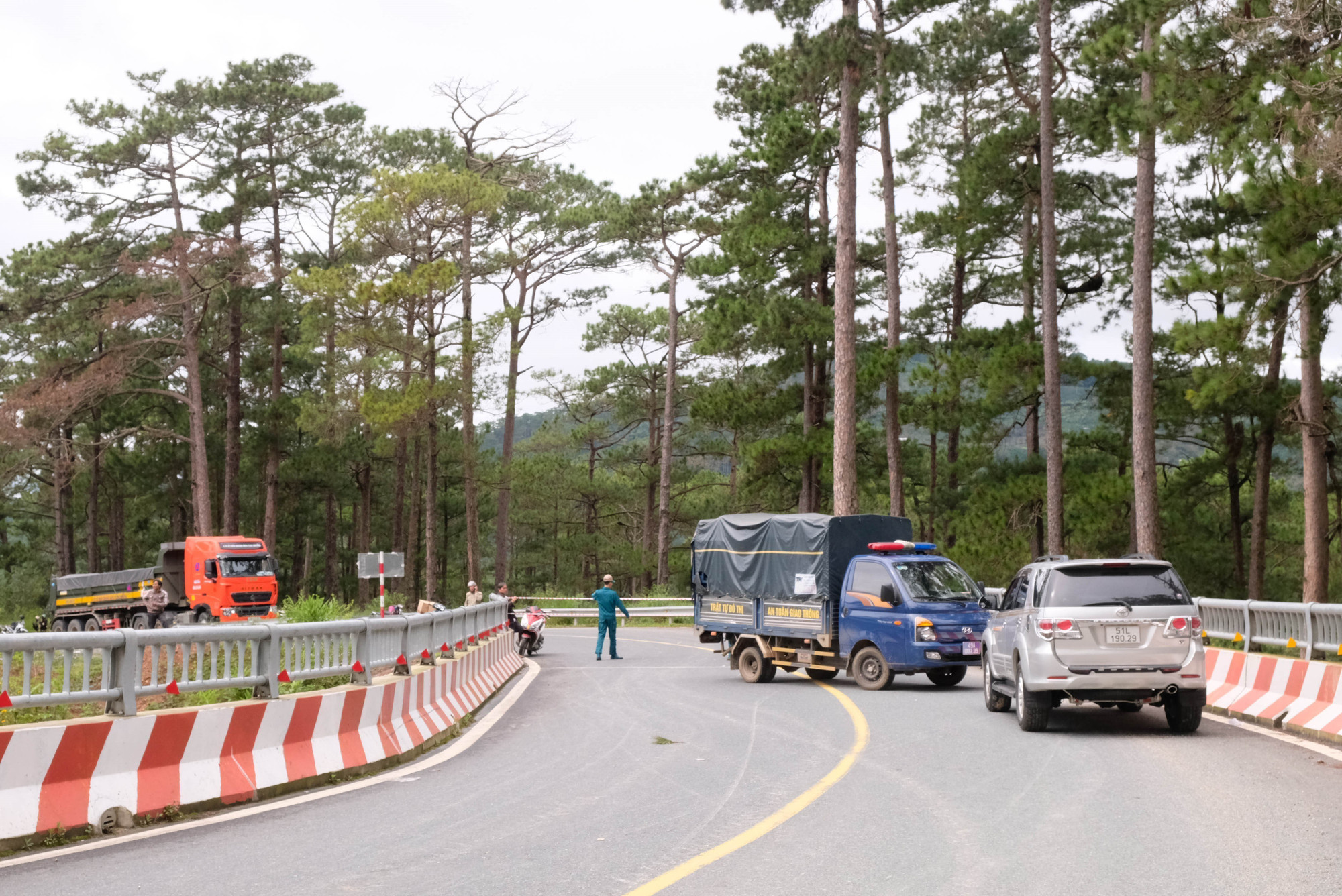 Phía 2 đầu đường qua đoạn sạt lở đang được cơ quan chức năng phong tỏa, không cho tất cả các phương tiện đi qua. Ảnh: Nguyễn Dũng/TTXVN