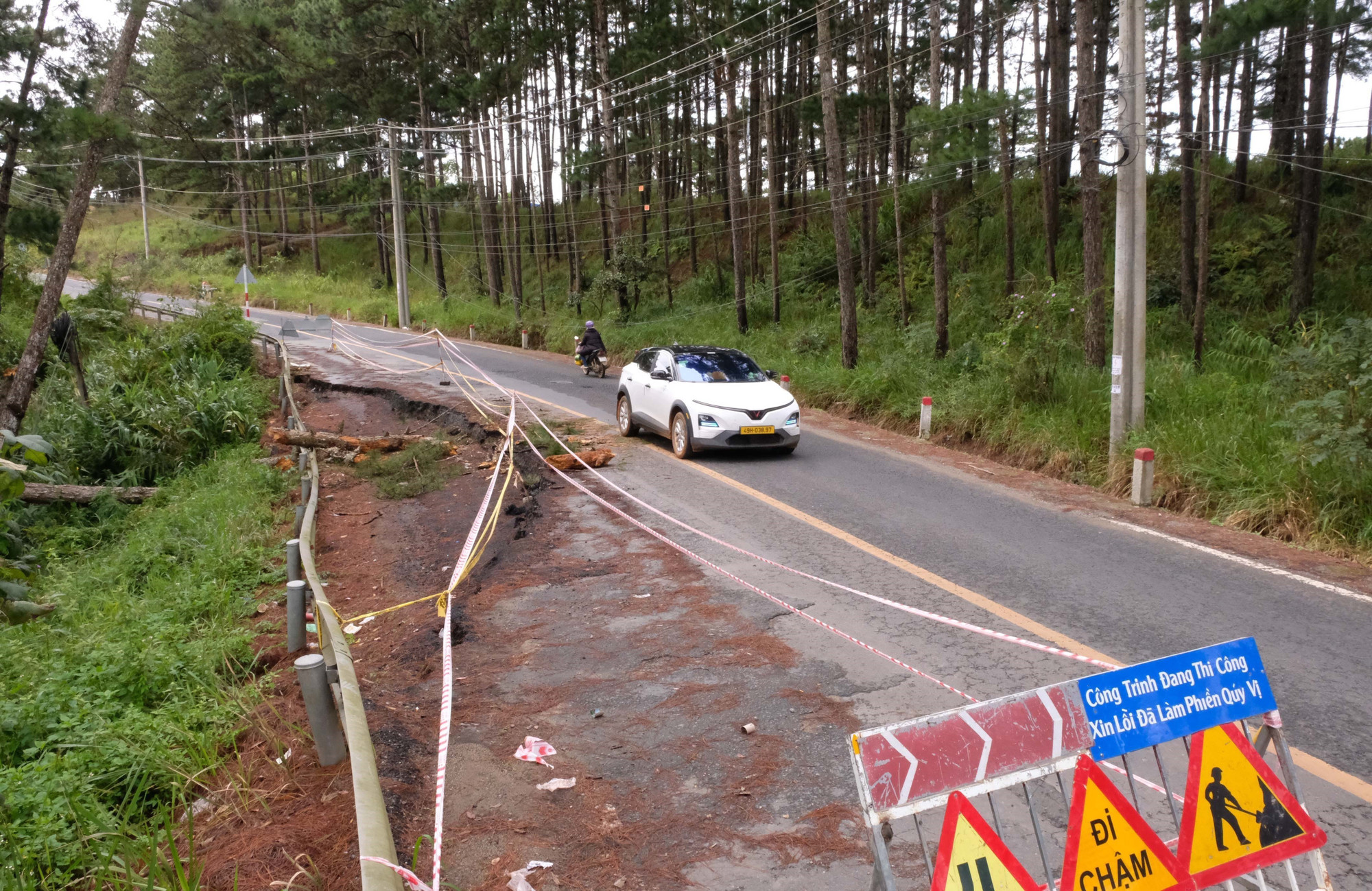 Đoạn quốc lộ 20 (nối trung tâm Đà Lạt đến xã D’ran) hiện cũng còn nhiều vị trí bị sạt lở, sụt lún chưa được khắc phục. Ảnh: Nguyễn Dũng/TTXVN