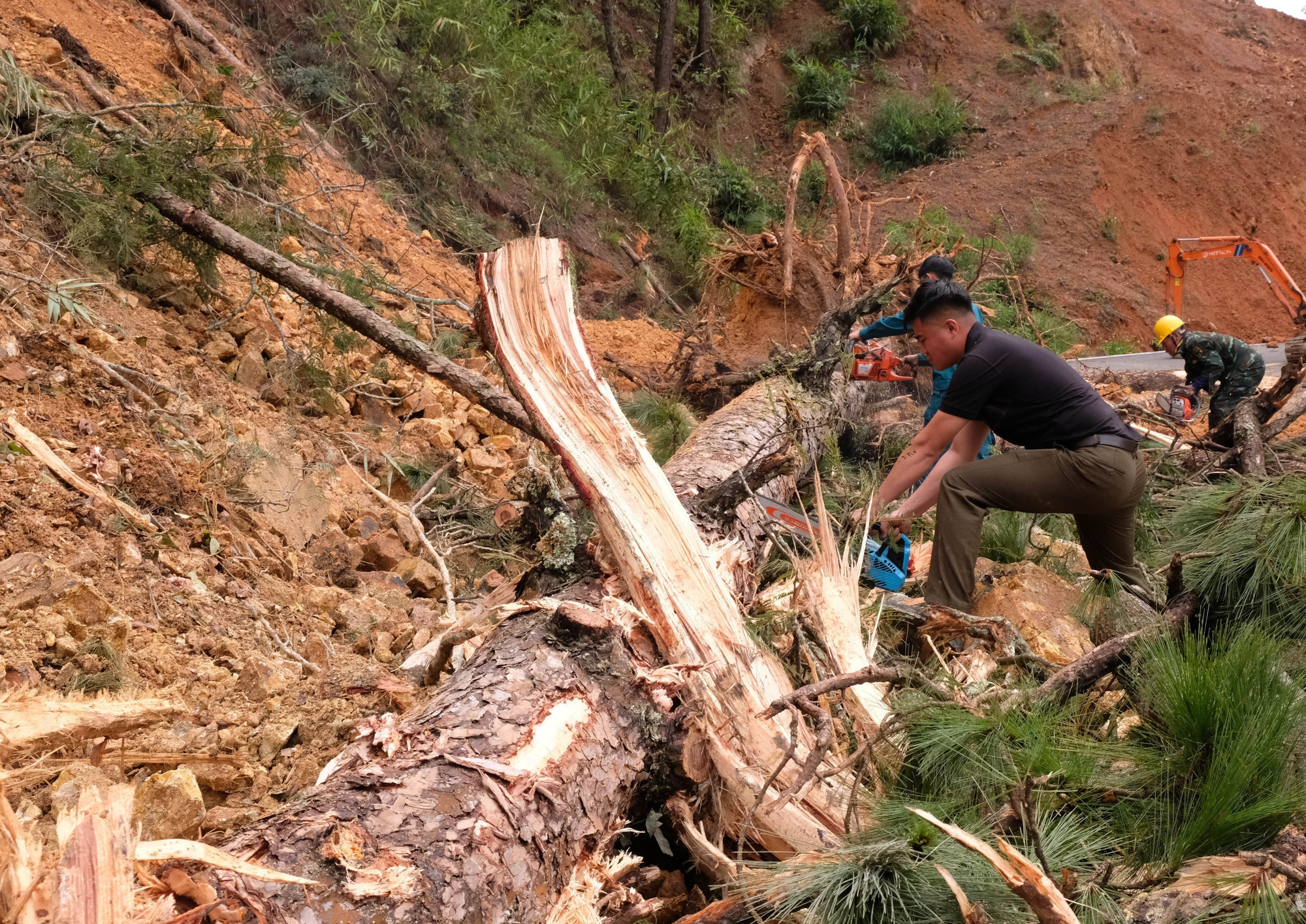 Lực lượng chức năng đang nỗ lực giải tỏa hiện trường, sớm thông tuyến đèo D’ran để đi Phan Rang (Khánh Hòa). Ảnh: Nguyễn Dũng/TTXVN