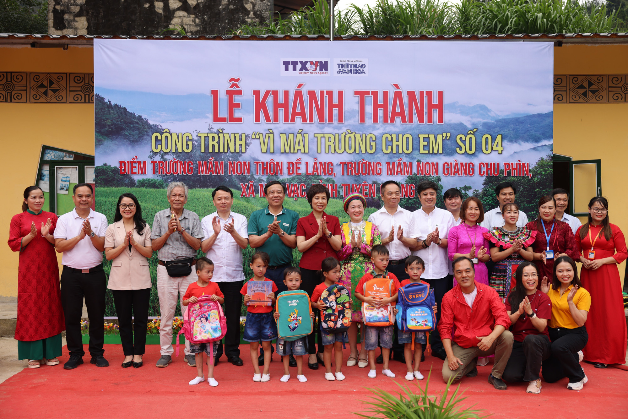 Bí thư Đảng ủy, Tổng Giám đốc TTXVN Vũ Việt Trang và Tổng biên tập Báo Thể thao và Văn hóa Nguyễn Thiện Thuật tặng quà cho trẻ em điểm trường Mầm non Đề Lảng. Bí thư Đảng ủy, Tổng Giám đốc TTXVN Vũ Việt Trang và Tổng biên tập Báo Thể thao và Văn hóa Nguyễn Thiện Thuật tặng quà cho trẻ em điểm trường Mầm non Đề Lảng.