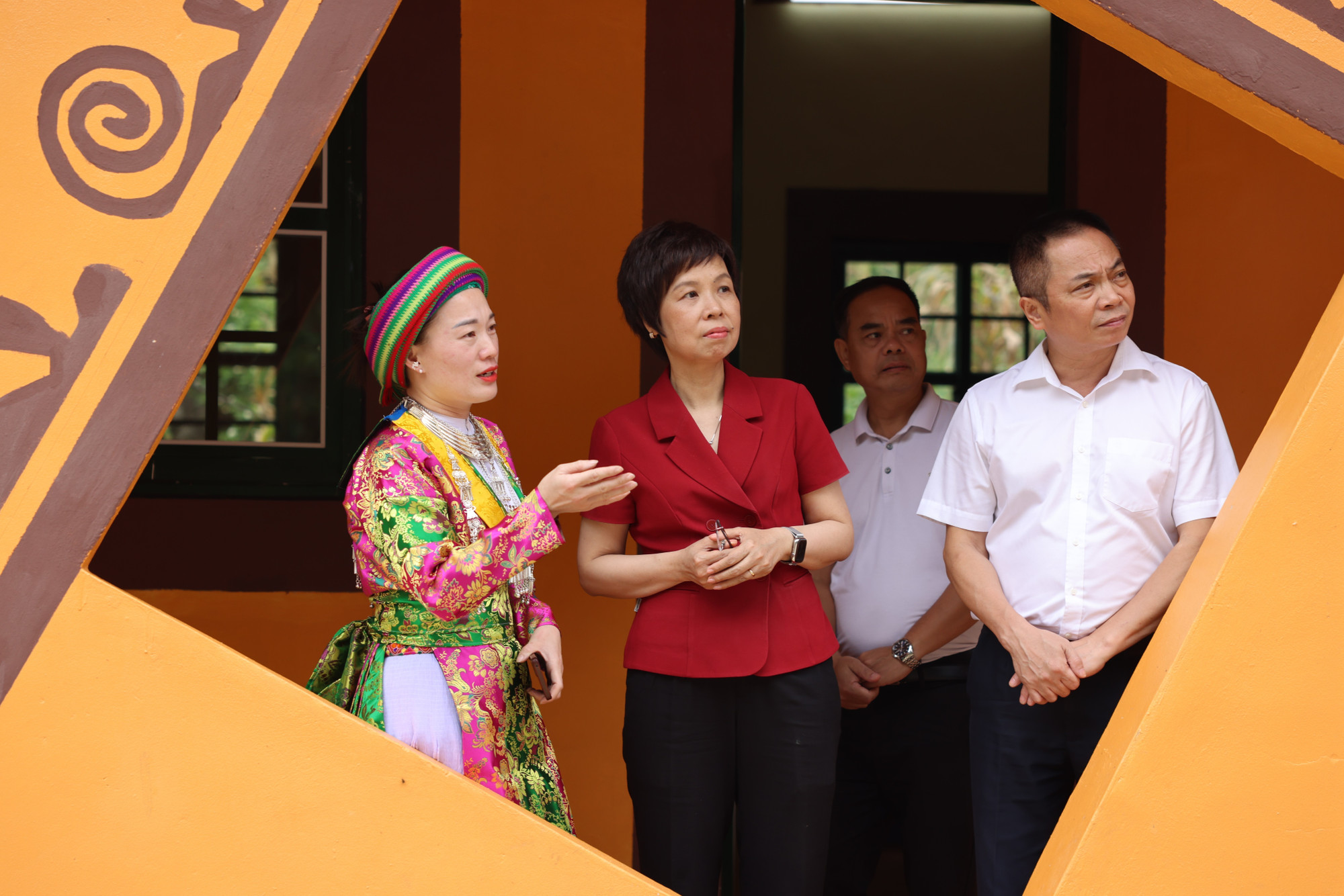Bí thư Đảng ủy, Tổng Giám đốc TTXVN Vũ Việt Trang thăm lớp học mới được khánh thành. ha-giang-5.jpg