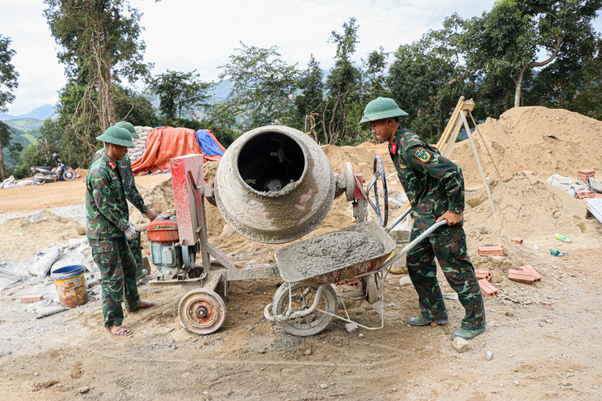 Bộ đội vận chuyển vật liệu giúp dân làm nhà tại khu tái định cư Háng Pu Xi, xã Xa Dung. dien-bien-1.jpg