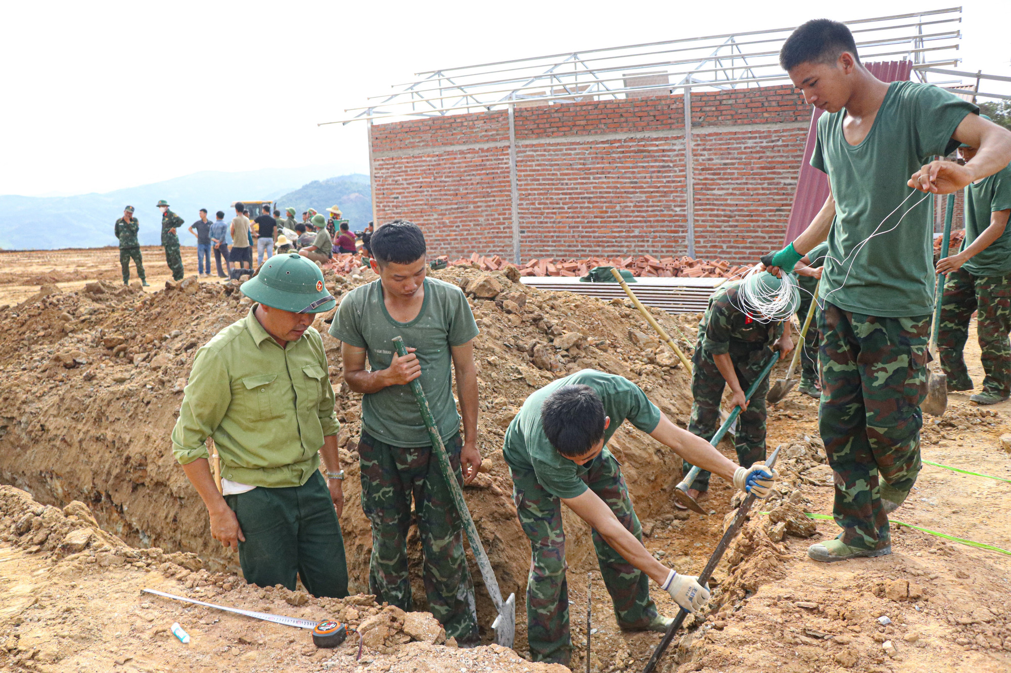 Bộ đội đào móng, làm nhà tại khu tái định cư Háng Pu Xi, xã Xa Dung. Ảnh: Phan Quân - TTXVN Bộ đội đào móng, làm nhà tại khu tái định cư Háng Pu Xi, xã Xa Dung. Ảnh: Phan Quân - TTXVN