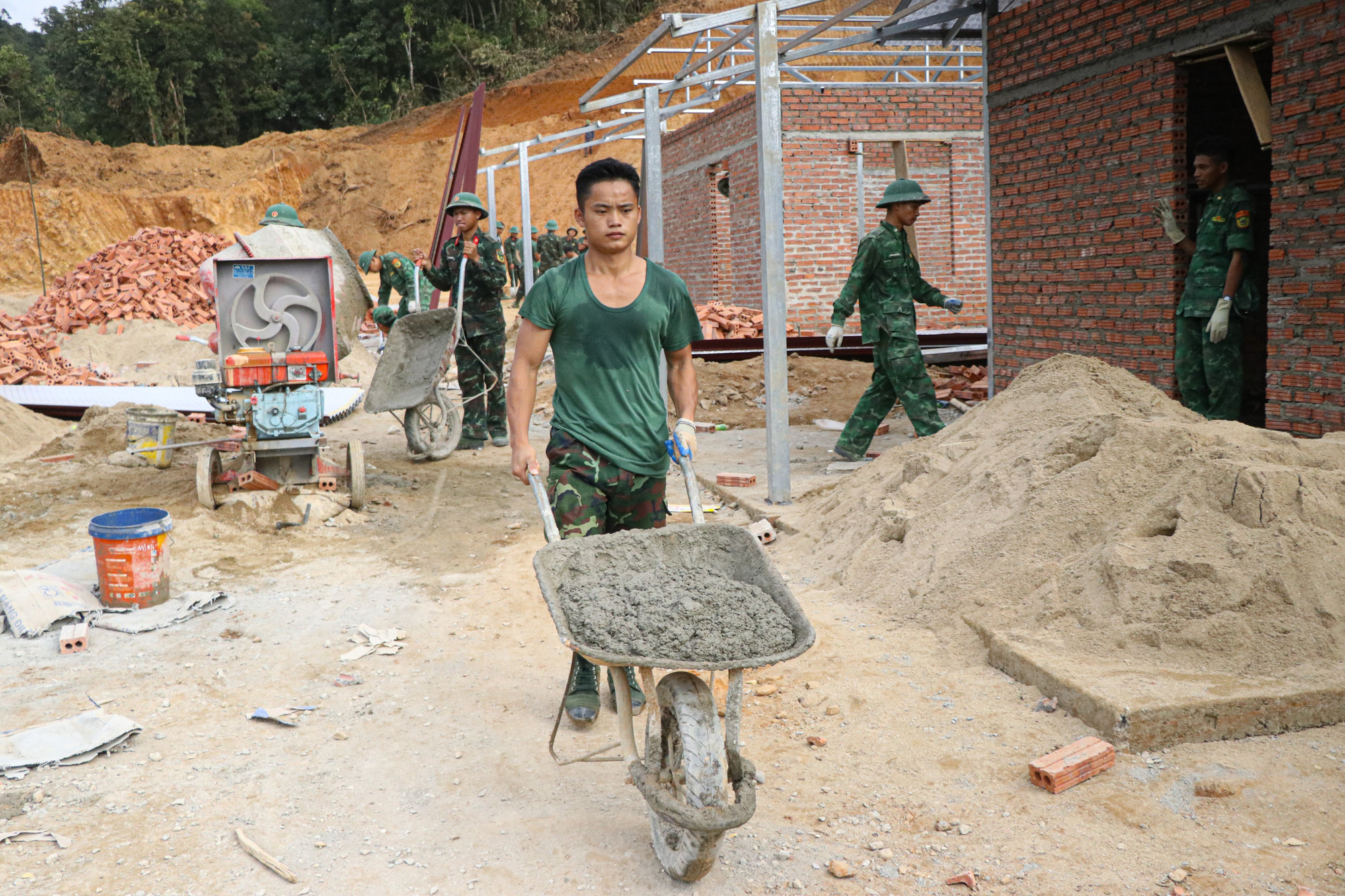 Bộ đội vận chuyển vật liệu giúp dân làm nhà tại khu tái định cư Háng Pu Xi, xã Xa Dung. Bộ đội vận chuyển vật liệu giúp dân làm nhà tại khu tái định cư Háng Pu Xi, xã Xa Dung.