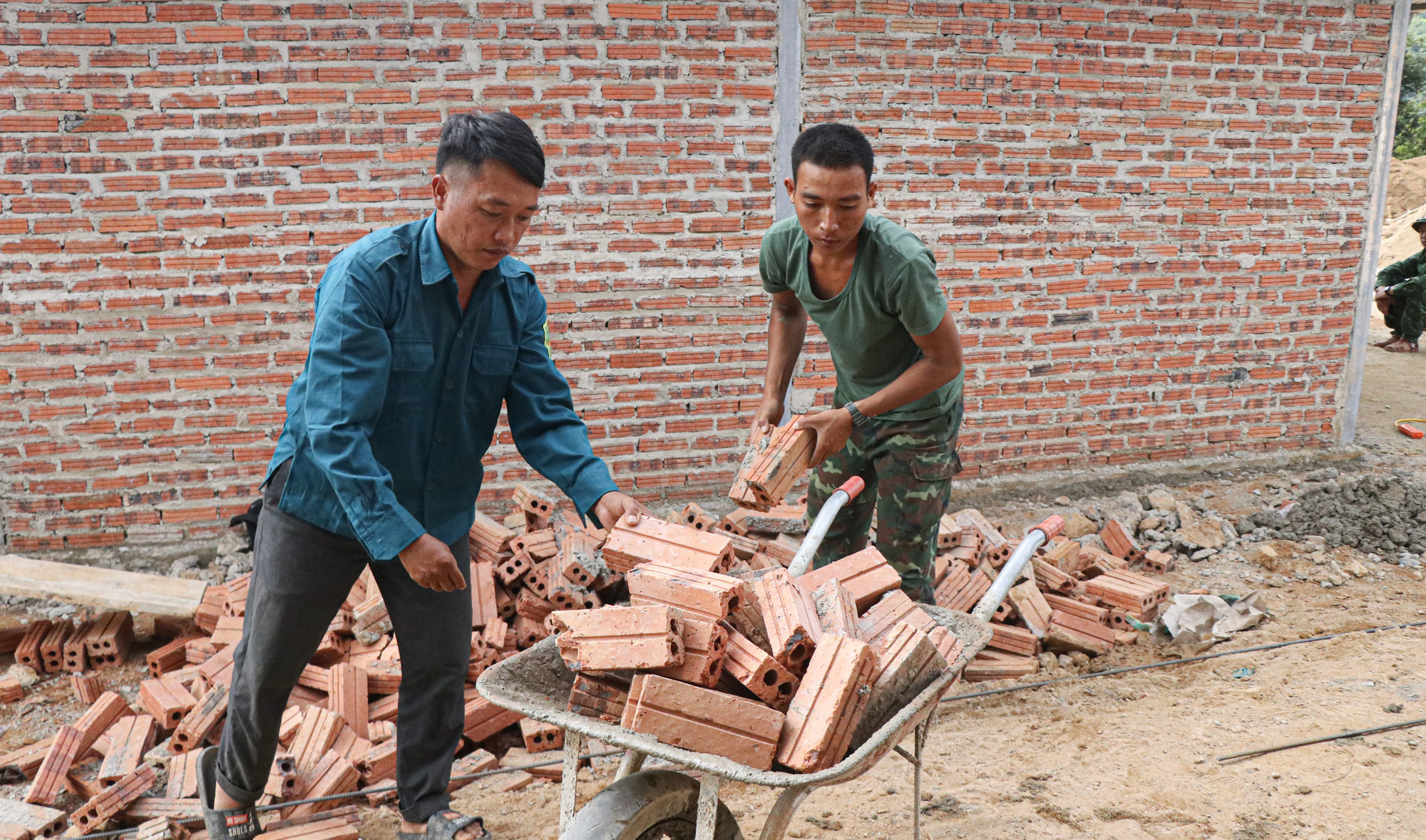 Giúp dân vận chuyển gạch làm nhà tại khu tái định cư Háng Pu Xi, xã Xa Dung. Giúp dân vận chuyển gạch làm nhà tại khu tái định cư Háng Pu Xi, xã Xa Dung.