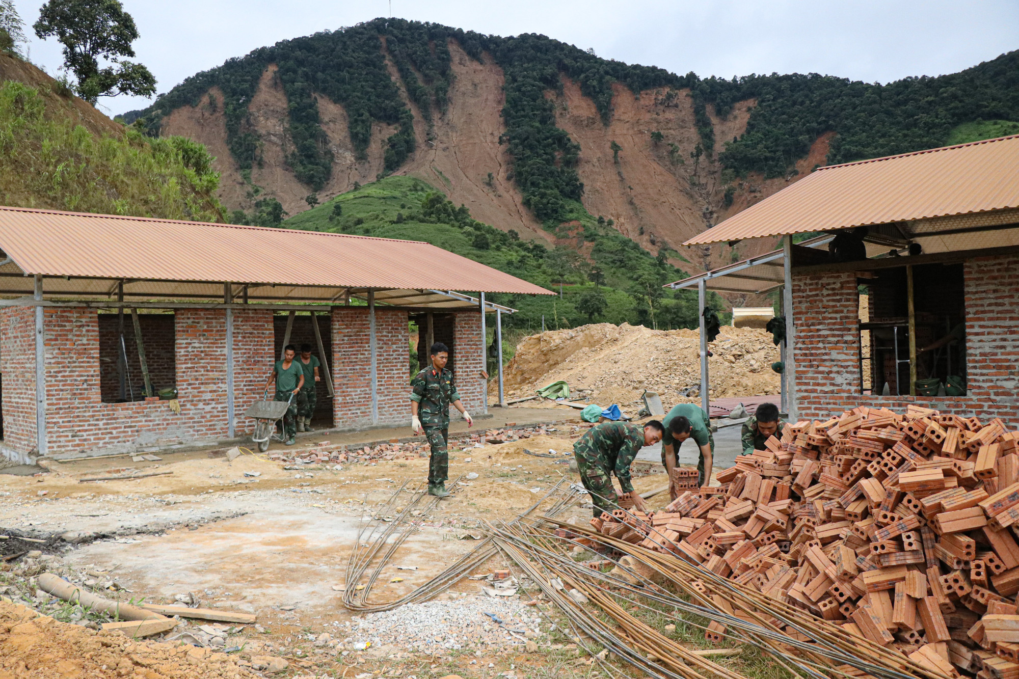 Các chiến sĩ Trung đoàn 82 (Quân khu 2) giúp dân xây dựng nhà tái định cư tại bản Trống Sư A, xã Xa Dung. Các chiến sĩ Trung đoàn 82 (Quân khu 2) giúp dân xây dựng nhà tái định cư tại bản Trống Sư A, xã Xa Dung.