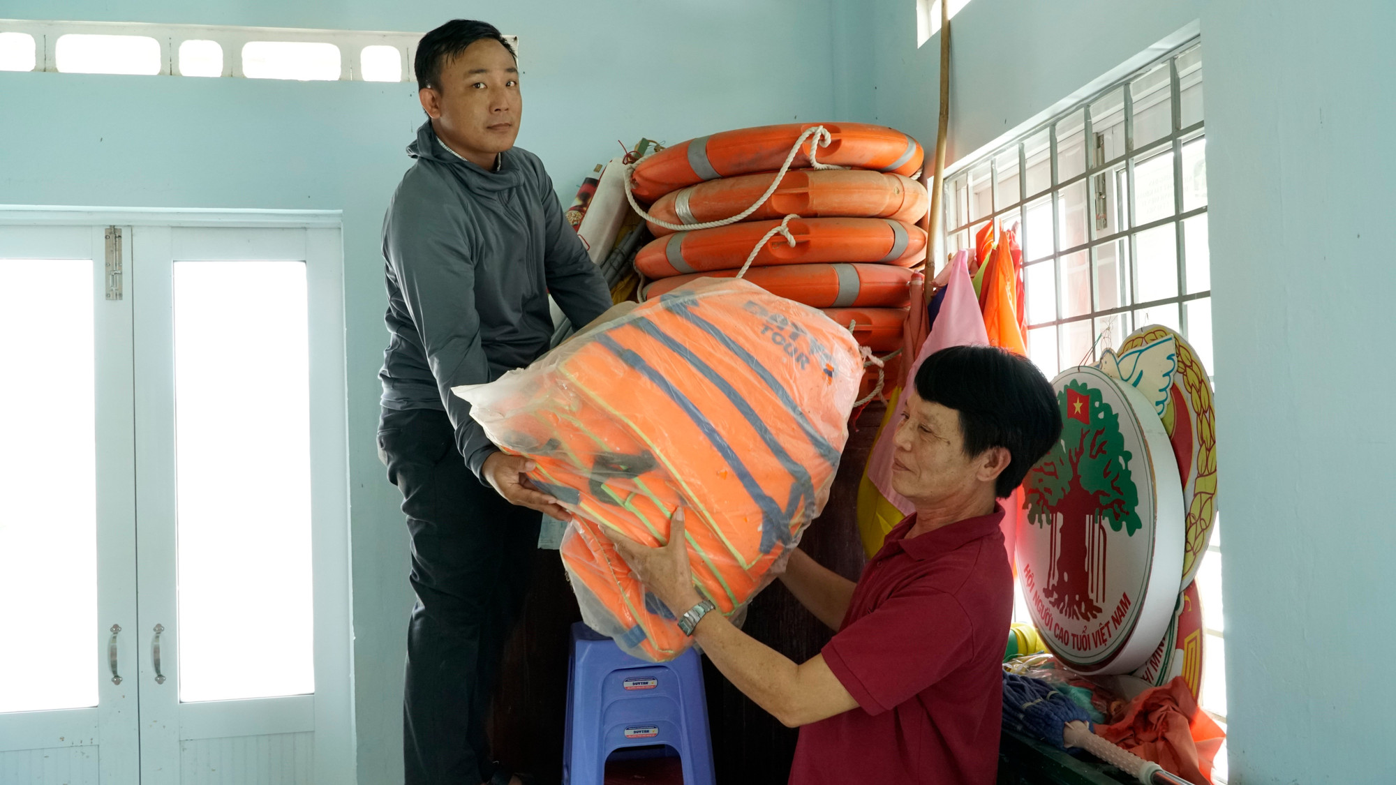 Phương tiện cứu sinh được trang bị tại các nhà sinh hoạt cộng đồng. Phương tiện cứu sinh được trang bị tại các nhà sinh hoạt cộng đồng.