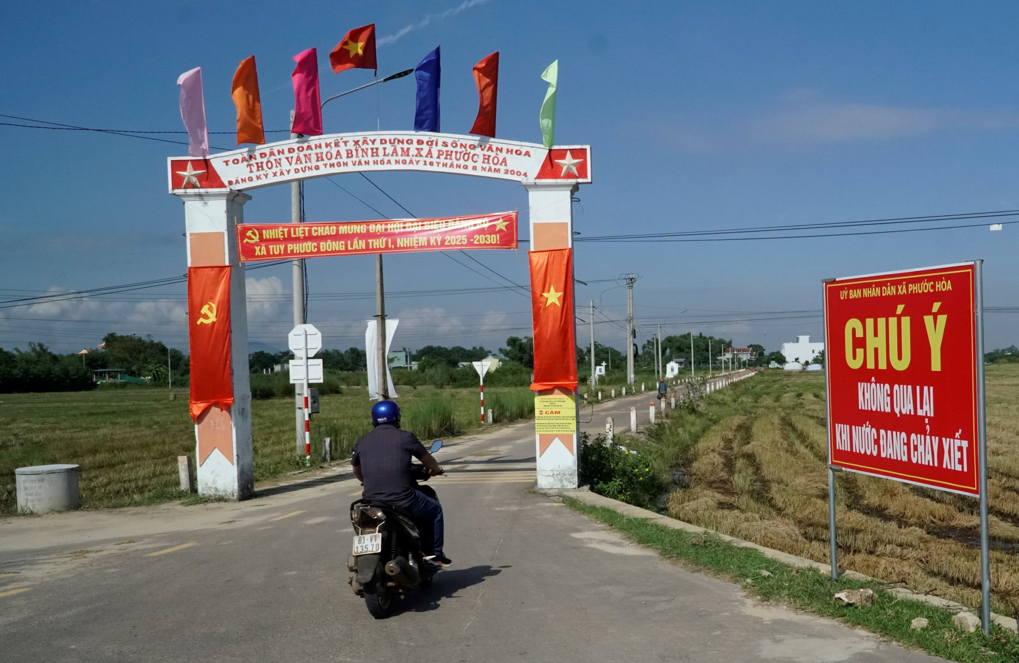 Biển cảnh báo được cắm tại những nơi nguy hiểm. vung-lu-1.jpg