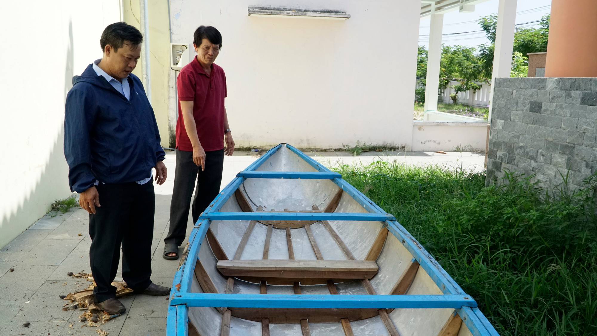 Người dân chuẩn bị tàu thuyền để di chuyển khi có ngập lụt. Người dân chuẩn bị tàu thuyền để di chuyển khi có ngập lụt.