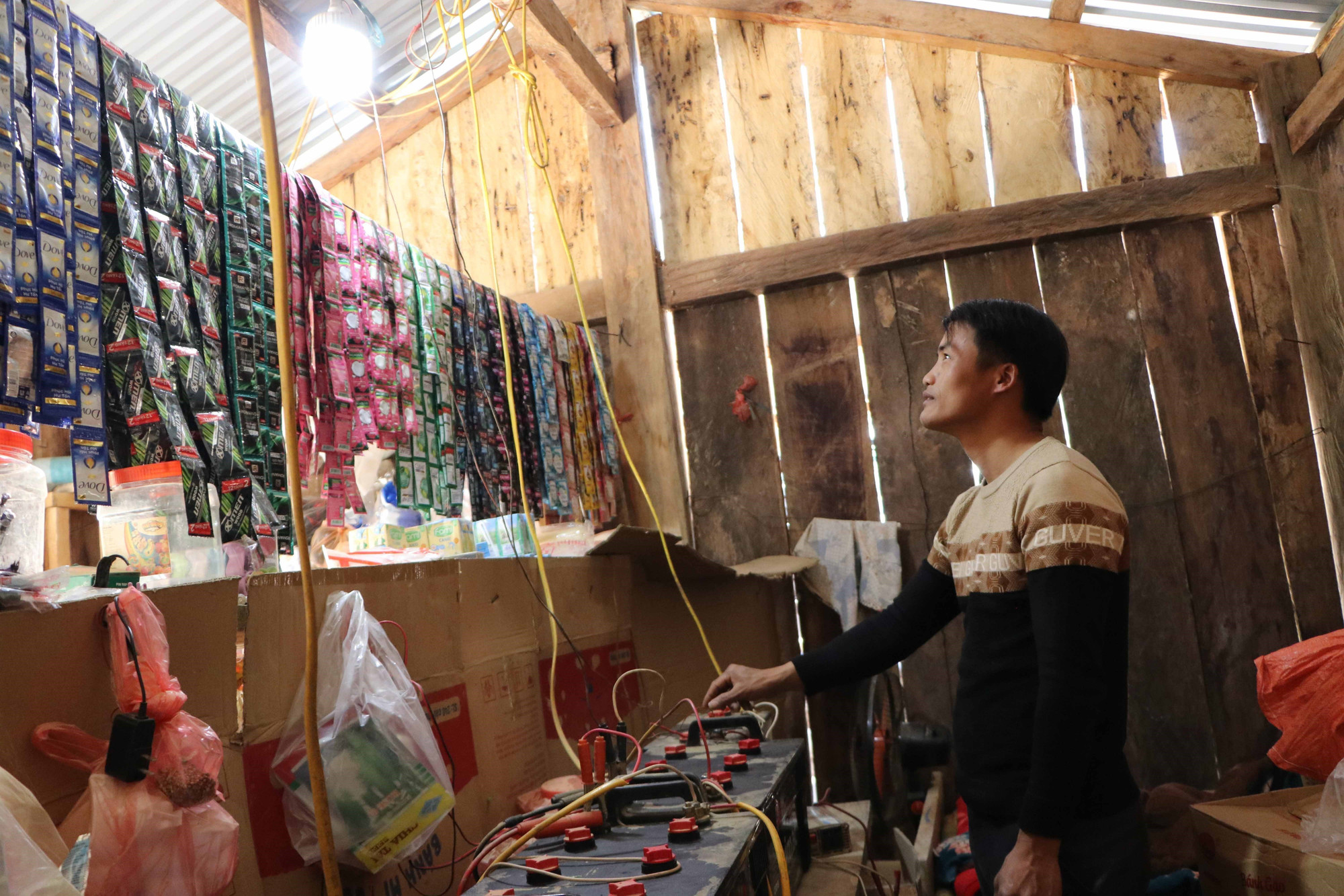 Điện mặt trời chỉ đủ dùng nhu cầu tối thiểu cho các gia đình ở bản Tia Ma Mủ, xã Tà Tổng.