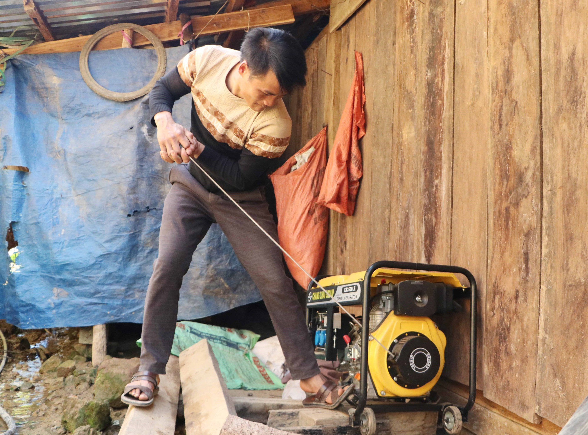 Phó bản Tia Ma Mủ Giàng A Tịnh là một trong những gia đình hiếm hoi tại bản có máy phát điện.