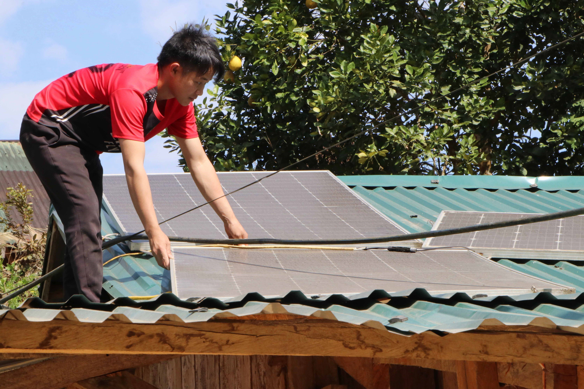 Người dân bản Tia Ma Mủ, xã Tà Tổng phải đầu tư điện mặt trời để thắp sáng.