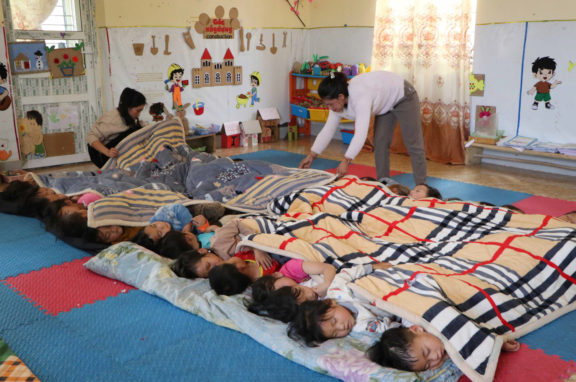 Không có điện, việc chăm sóc học sinh tại điểm trường Tia Ma Mủ, thuộc Trường Mầm non Tà Tổng gặp khó khăn.