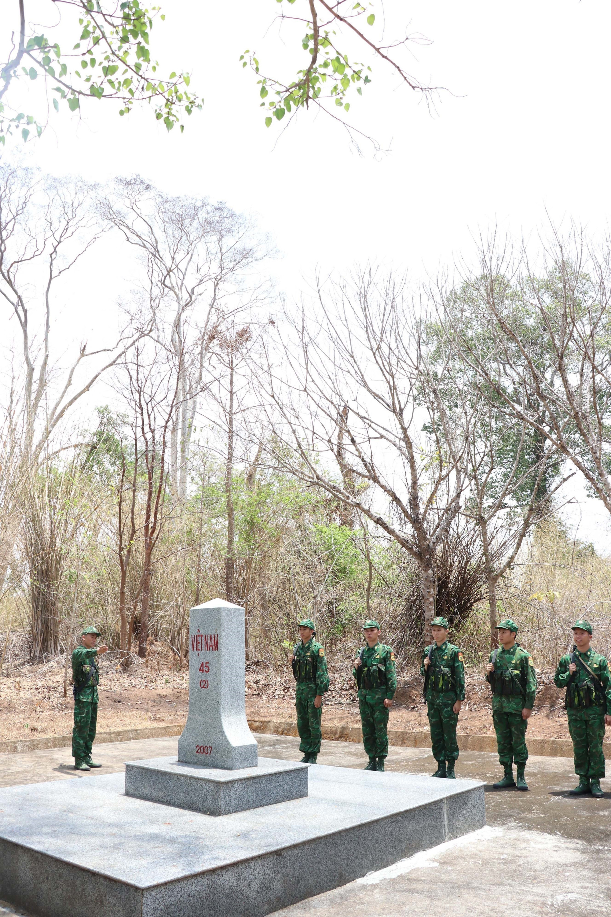 Giữa đất trời thiêng liêng của Tổ quốc, Bộ đội Biên phòng Đắk Lắk đang ngày đêm bám trụ từng đường biên, cột mốc để bảo vệ chủ quyền lãnh thổ, an ninh biên giới quốc gia. Giữa đất trời thiêng liêng của Tổ quốc, Bộ đội Biên phòng Đắk Lắk đang ngày đêm bám trụ từng đường biên, cột mốc để bảo vệ chủ quyền lãnh thổ, an ninh biên giới quốc gia.