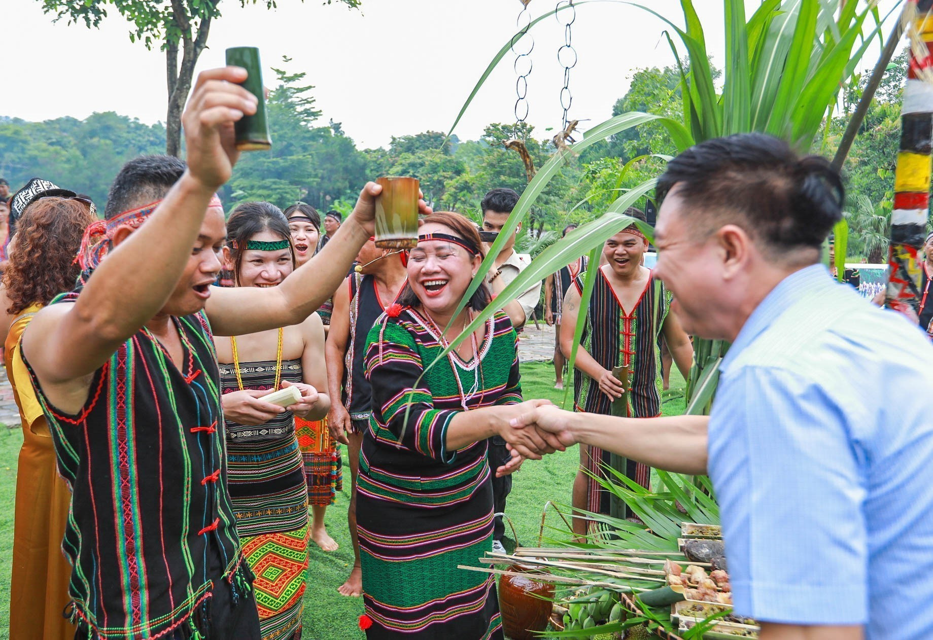 Du khách và đồng bào thưởng thức rượu cần, sản vật không thể thiếu trong các nghi lễ, và đời sống của dân tộc M’nông. binh-phuoc-13.jpg
