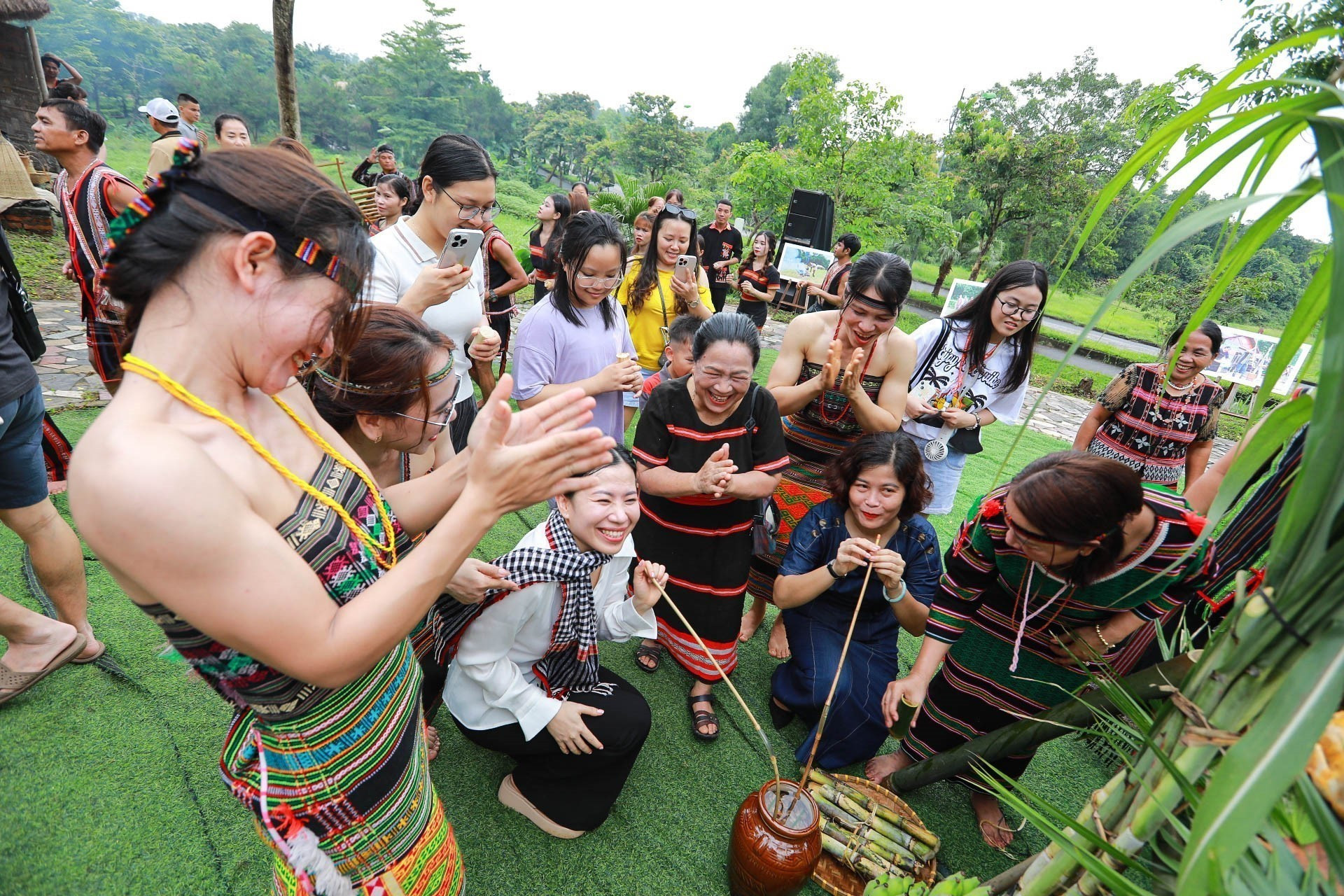 Đồng bào dân tộc M’nông giao lưu văn nghệ cùng du khách. binh-phuoc-8.jpg