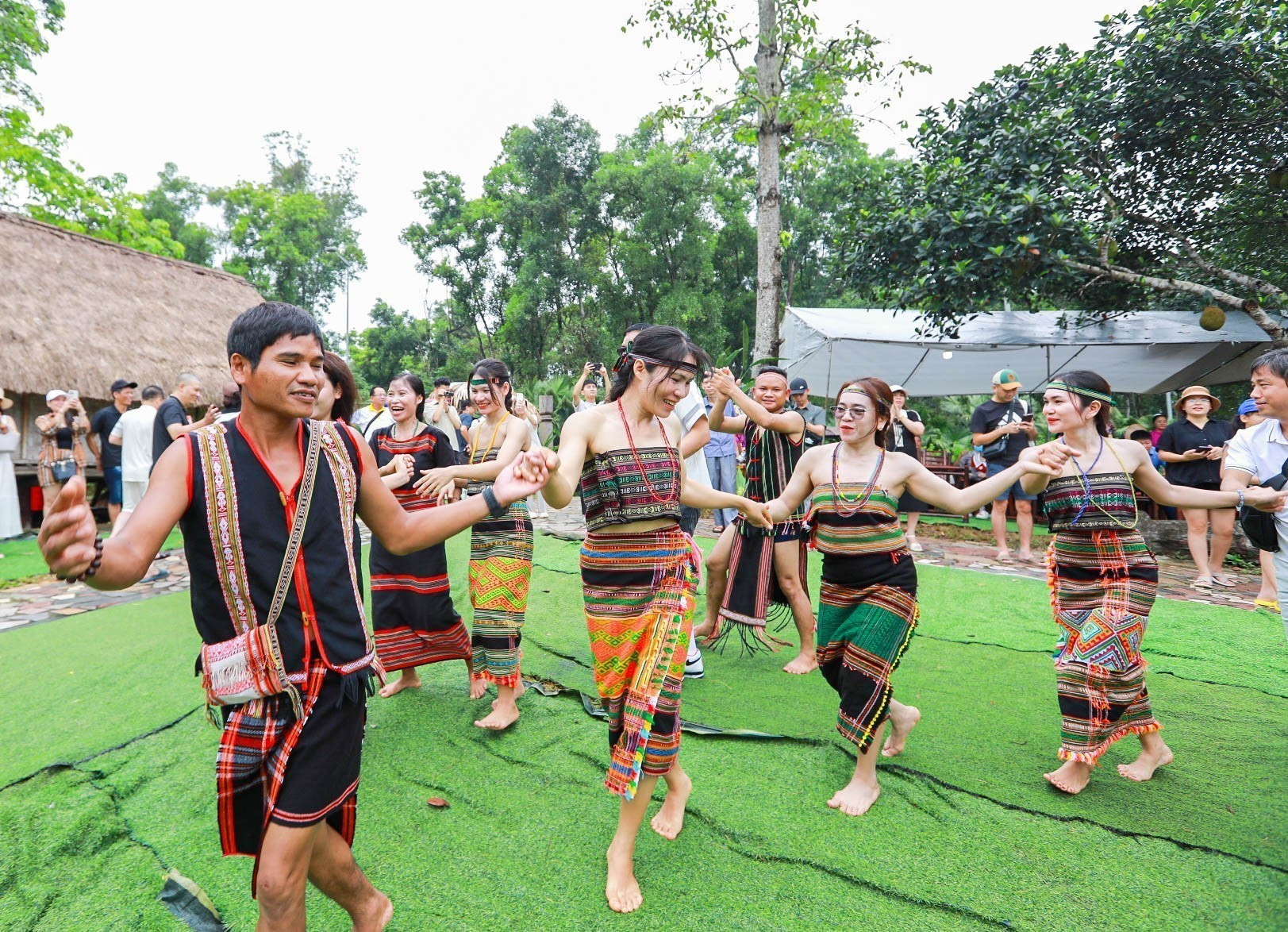 Đồng bào dân tộc M’nông giao lưu văn nghệ cùng du khách. binh-phuoc-14.jpg