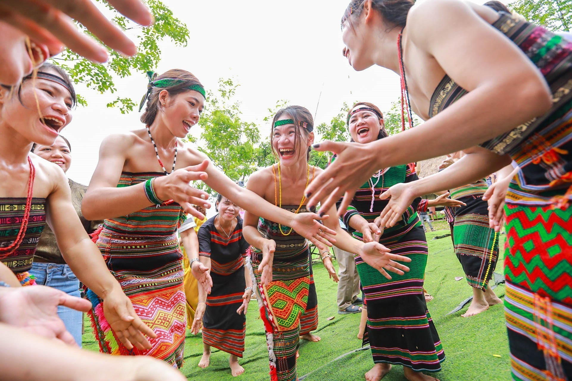Đồng bào dân tộc M’nông giao lưu văn nghệ cùng du khách. binh-phuoc-15.jpg