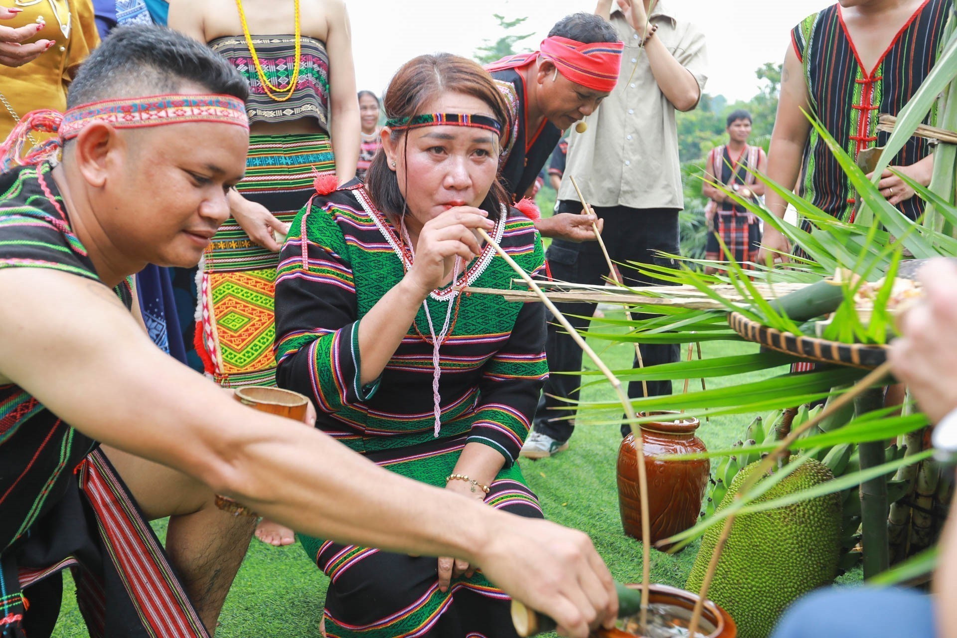 Du khách và đồng bào thưởng thức rượu cần, sản vật không thể thiếu trong các nghi lễ, và đời sống của dân tộc M’nông. Du khách và đồng bào thưởng thức rượu cần, sản vật không thể thiếu trong các nghi lễ, và đời sống của dân tộc M’nông.