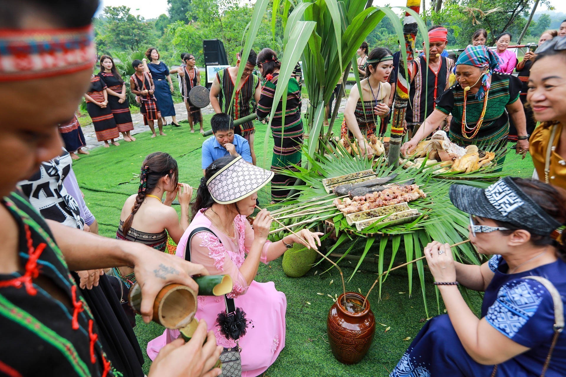 Du khách và đồng bào thưởng thức rượu cần, sản vật không thể thiếu trong các nghi lễ, và đời sống của dân tộc M’nông. binh-phuoc-6.jpg