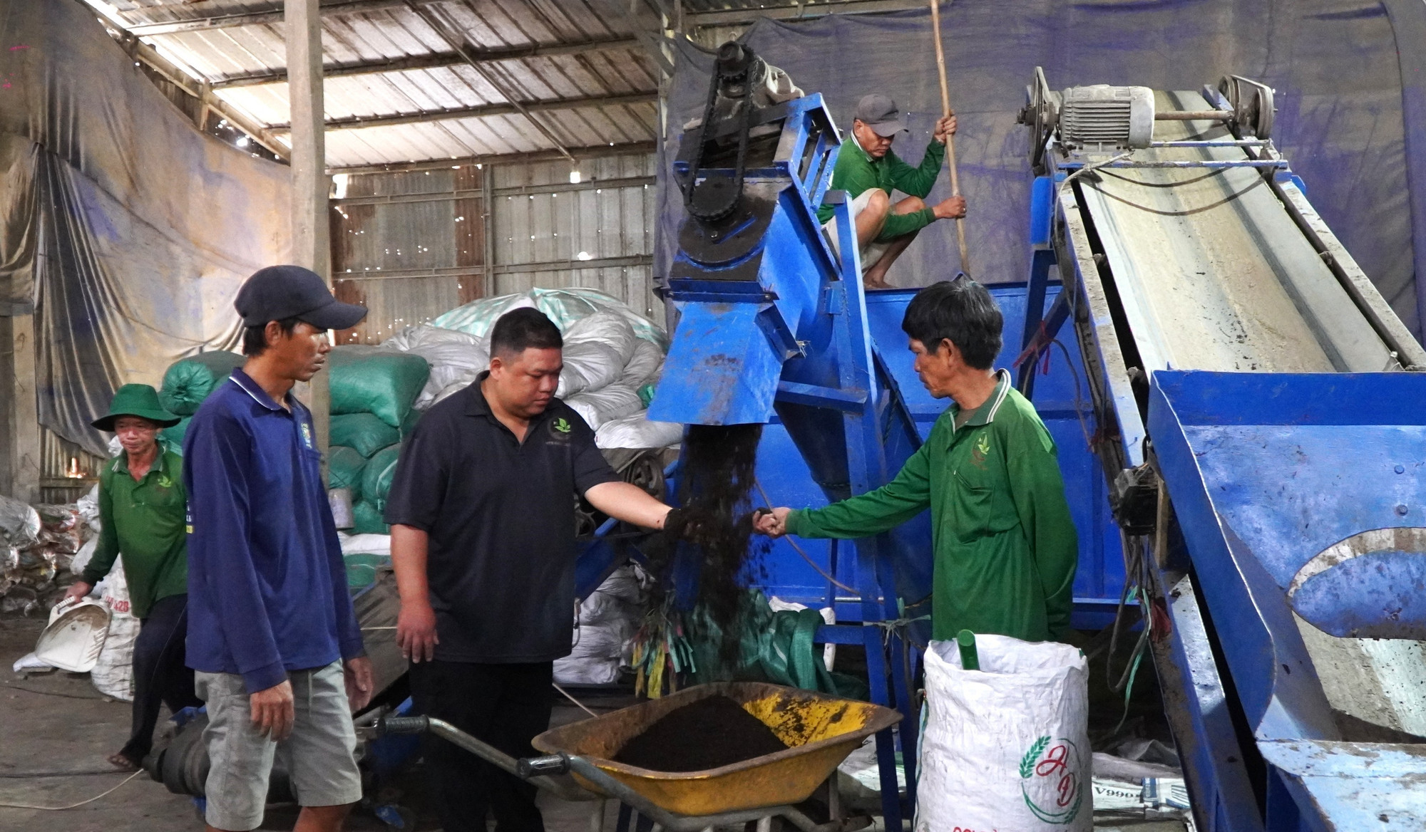 Hợp tác xã Dịch vụ nông nghiệp Hòa Long (xã Hòa Long, tỉnh Đồng Tháp) sản xuất phân hữu cơ từ rơm mục.