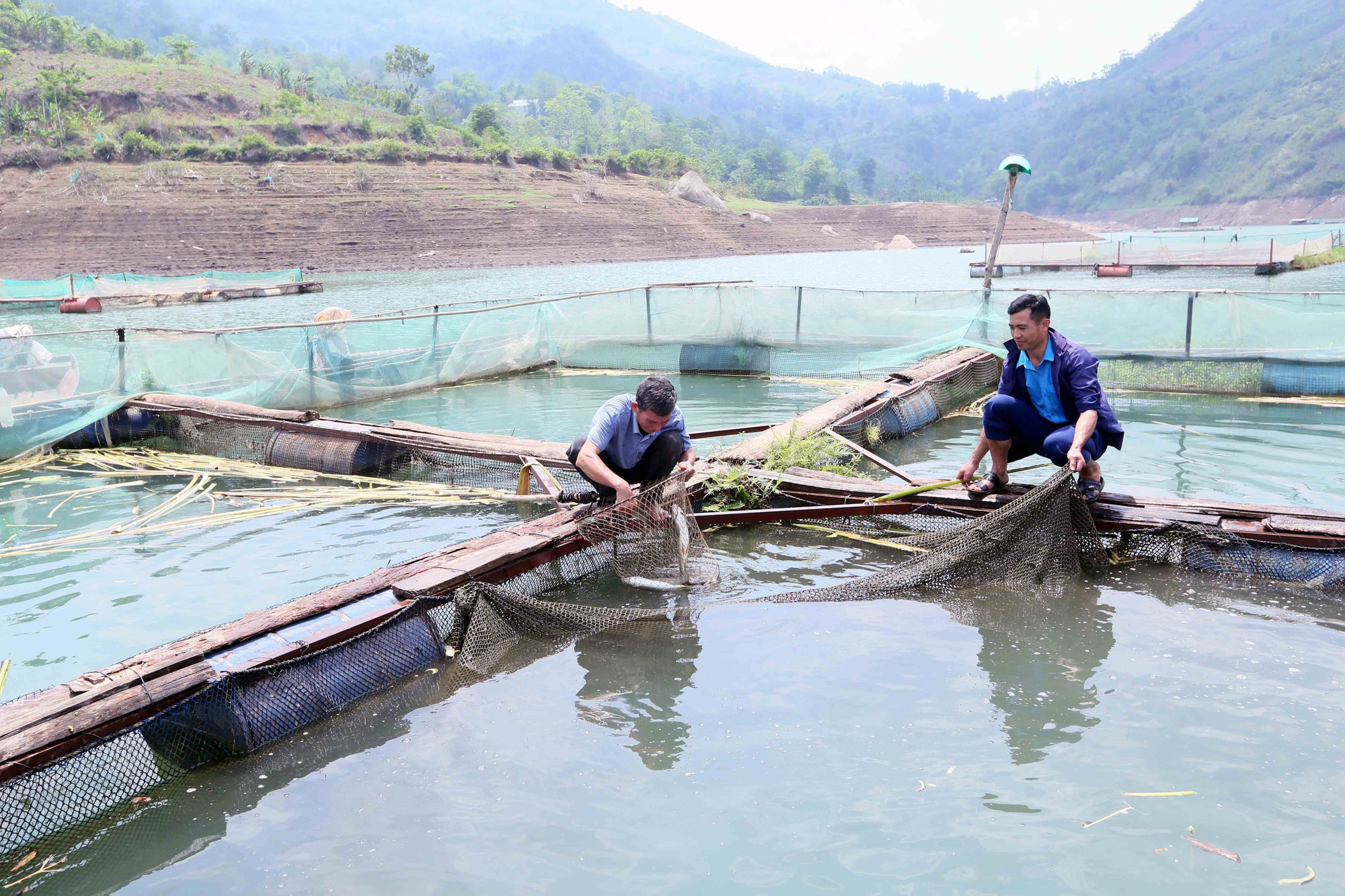 Mô hình nuôi cá lồng trên lòng hồ sông Đà của gia đình ông Cà Văn Chanh, bản Dọ, xã Nặm Ét (Quỳnh Nhai, Sơn La). Mô hình nuôi cá lồng trên lòng hồ sông Đà của gia đình ông Cà Văn Chanh, bản Dọ, xã Nặm Ét (Quỳnh Nhai, Sơn La).