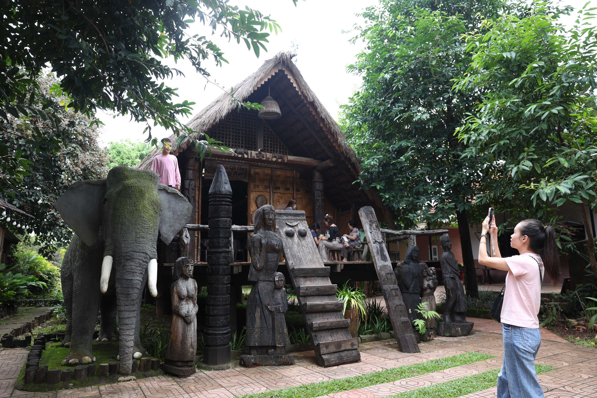 Nhà dài ở buôn Akŏ Dhông, phường Buôn Ma Thuột trở thành điểm hấp dẫn du khách.