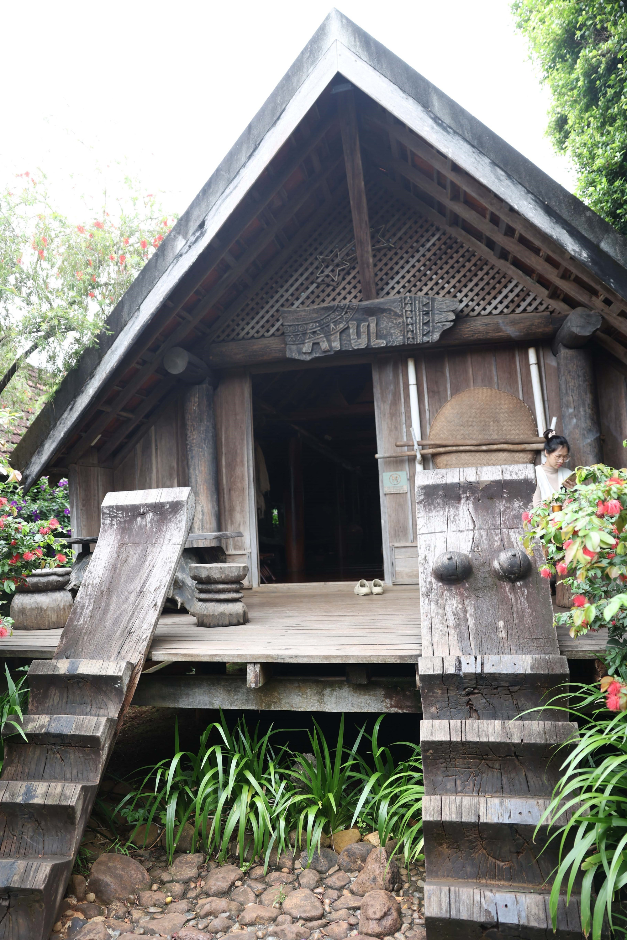 Điểm nhấn của nhà dài là cầu thang cái, hình ảnh đôi bầu sữa mẹ và vầng trăng khuyết, biểu tượng tôn vinh quyền lực của người phụ nữ trong gia đình.