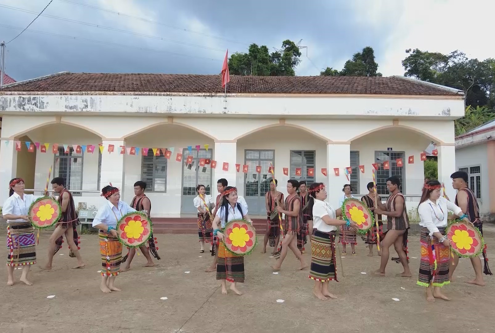 Đội múa tại nhà văn hóa cộng đồng thôn Hưng Đăng (xã Bù Đăng) tập biểu diễn múa của dân tộc S’tiêng.
