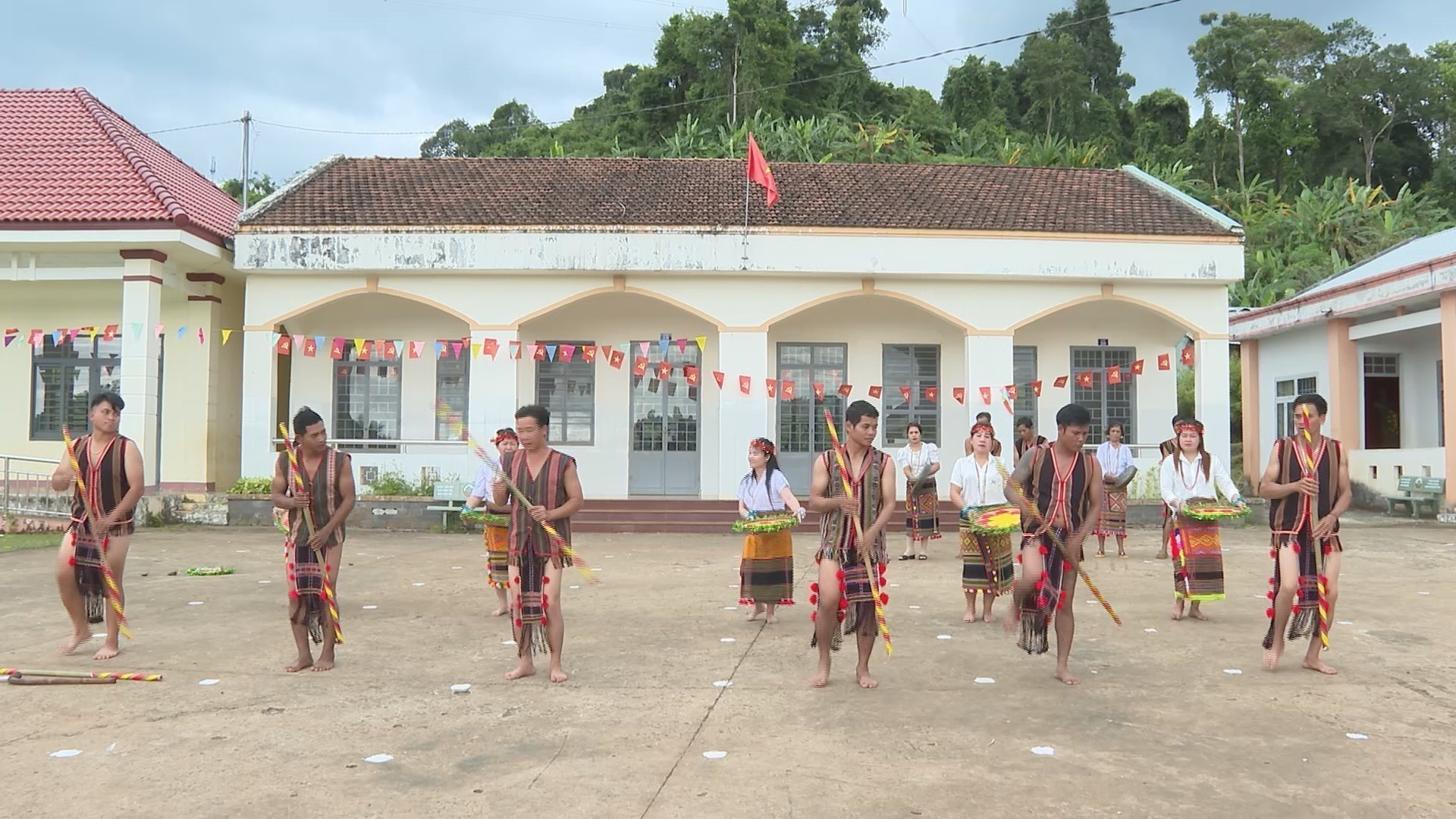 Đội múa tại nhà văn hóa cộng đồng thôn Hưng Đăng (xã Bù Đăng) tập biểu diễn múa của dân tộc S’tiêng.