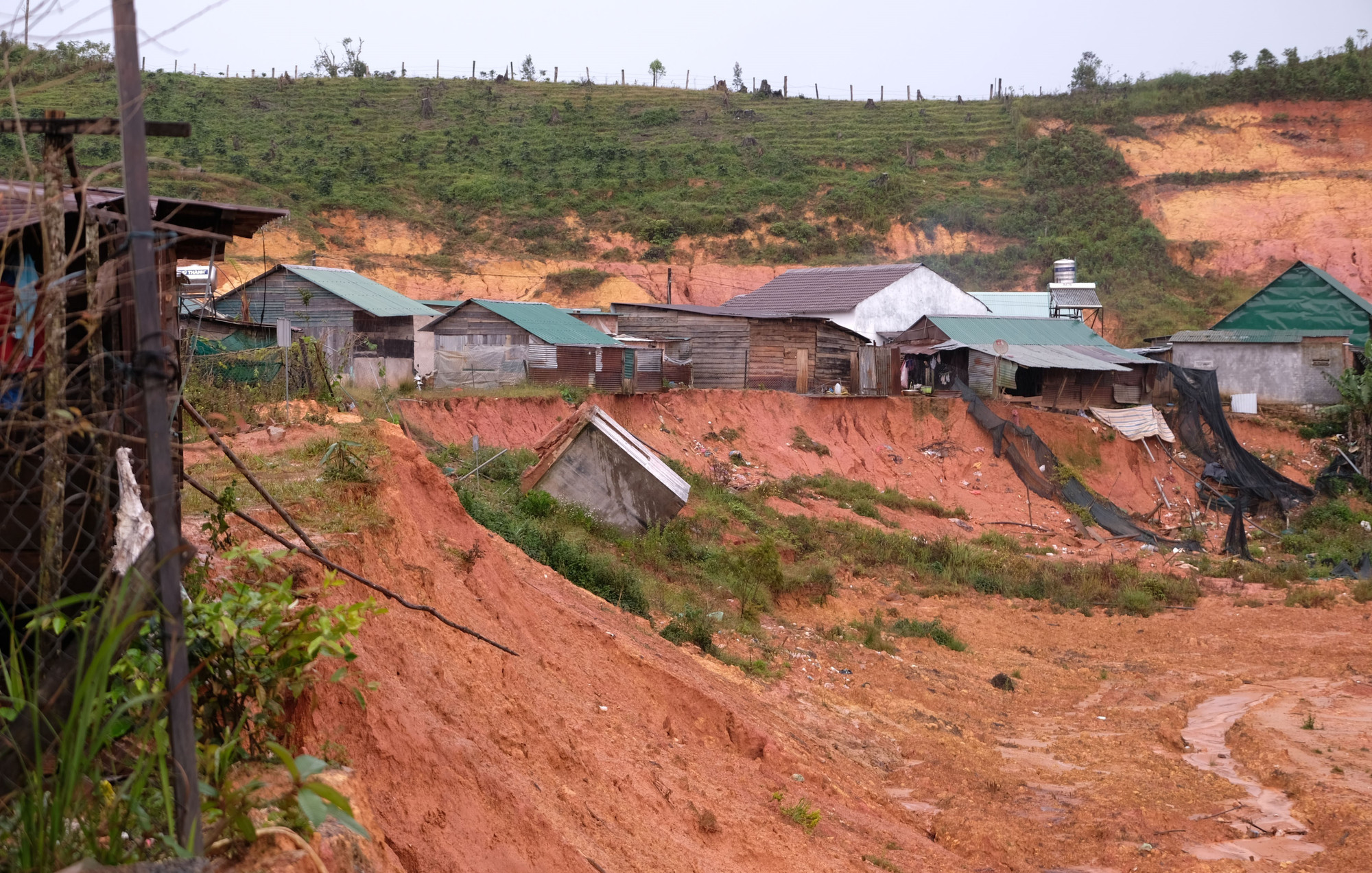Nhiều nhà dân trong khu tái định cư ở thôn K’Nớ 5 đang bị đe dọa bởi sạt lở sau những trận mưa liên tục do ảnh hưởng các cơn bão trong thời gian qua.