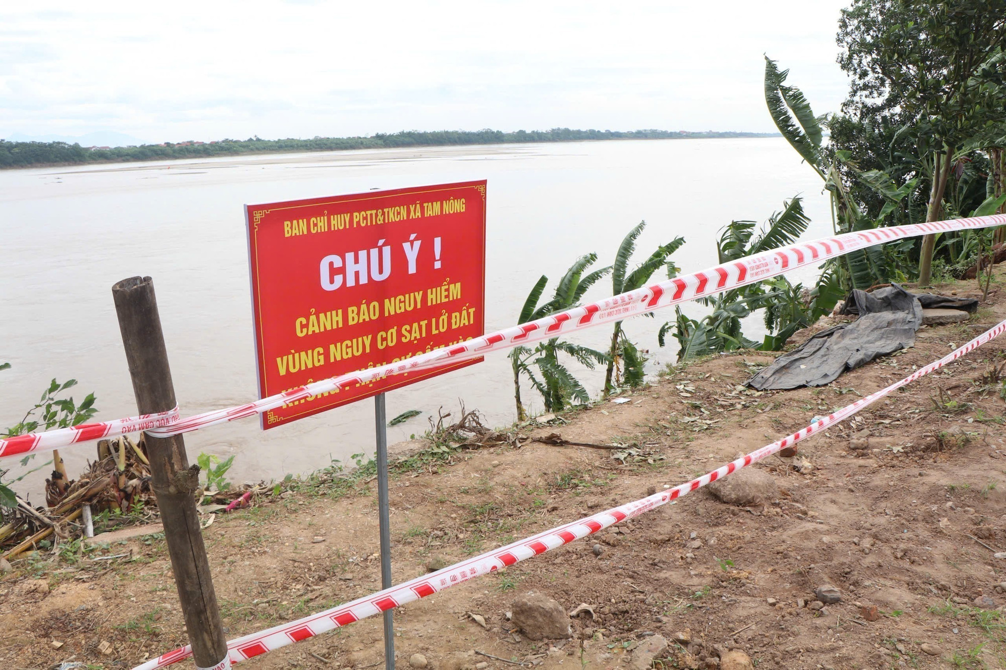 Nhiều vị trí hình thành hàm ếch, xuất hiện các vết nứt dọc mái, với chiều dài khu vực ảnh hưởng khoảng 200m. Nhiều vị trí hình thành hàm ếch, xuất hiện các vết nứt dọc mái, với chiều dài khu vực ảnh hưởng khoảng 200m.
