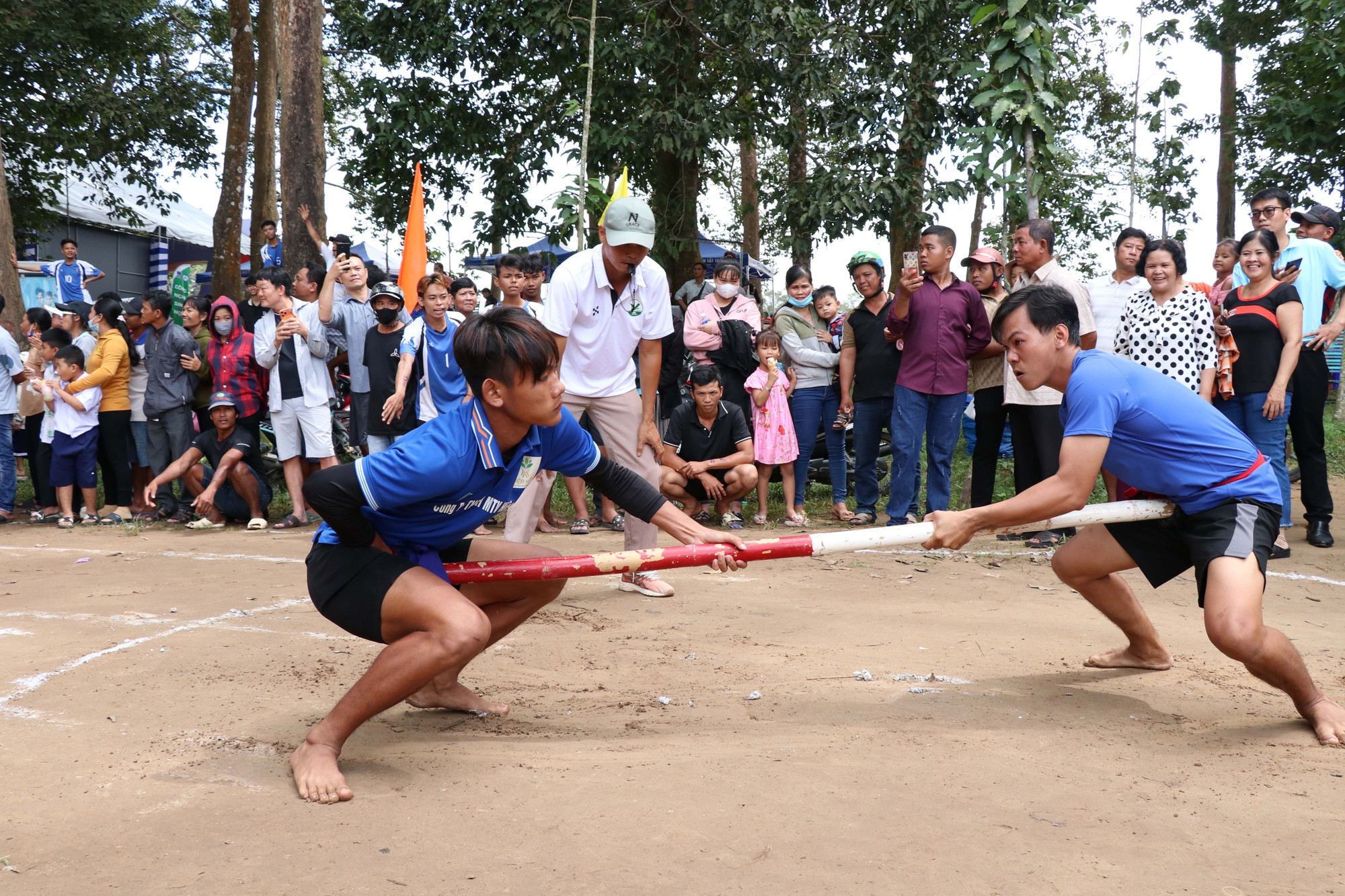 Người dân tranh tài môn đẩy gậy.