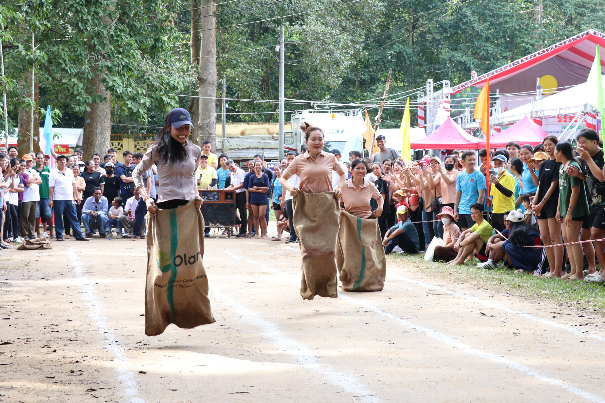 Người dân tham gia trò chơi nhảy bao bố dưới sự cổ vũ của đông đảo khán giả.