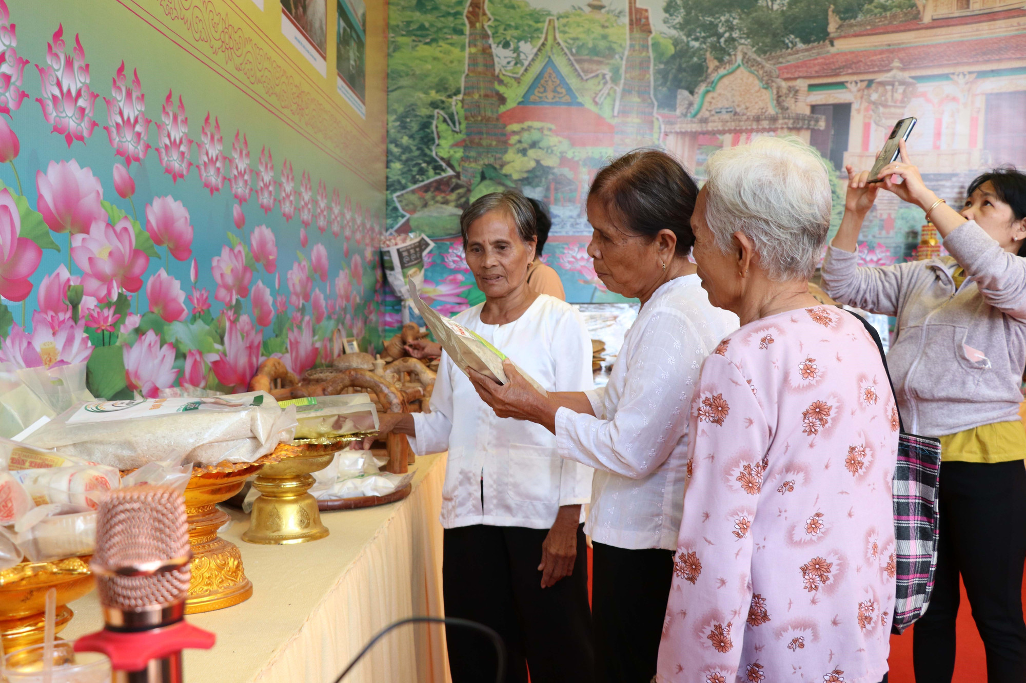 Người dân tham quan, tìm hiểu các sản phẩm của đồng bào Khmer tại Khu danh thắng quốc gia Ao Bà Om.